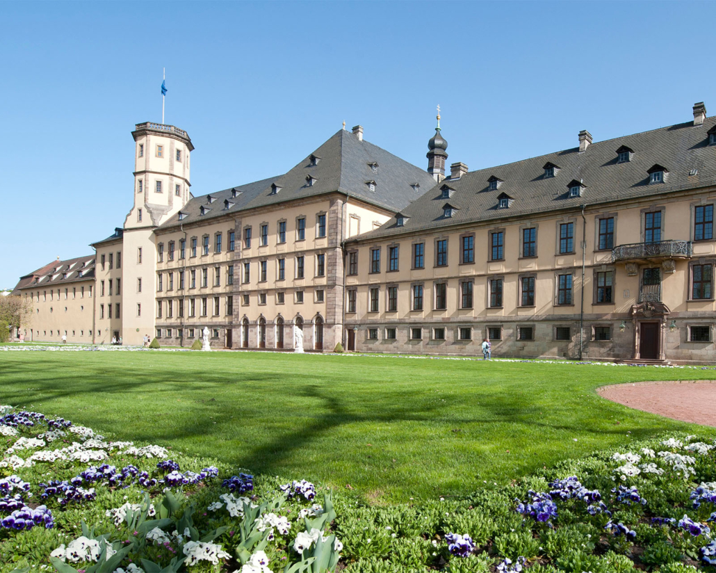 Schloss mit Schlossturm und Schlossgarten vor der Sanierung des Turms