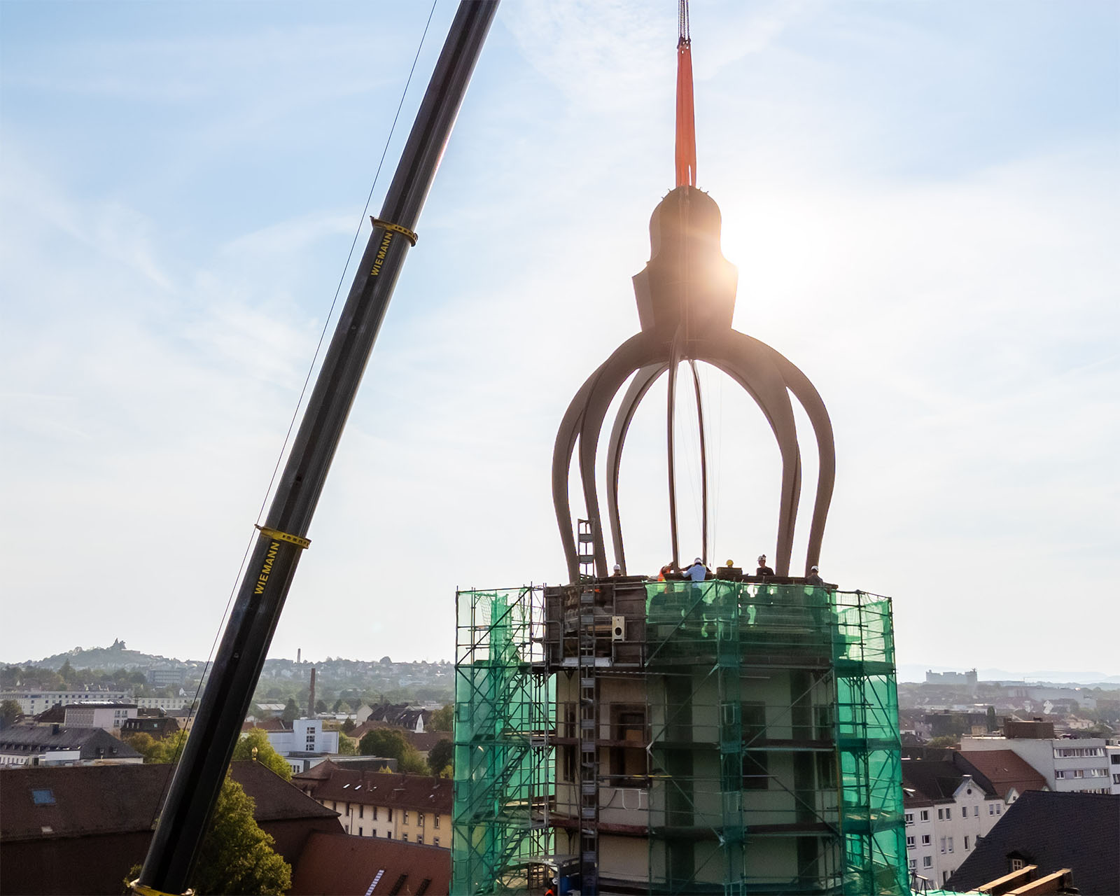 Aufsetzen der Krone auf den Schlossturm mit einem Kran