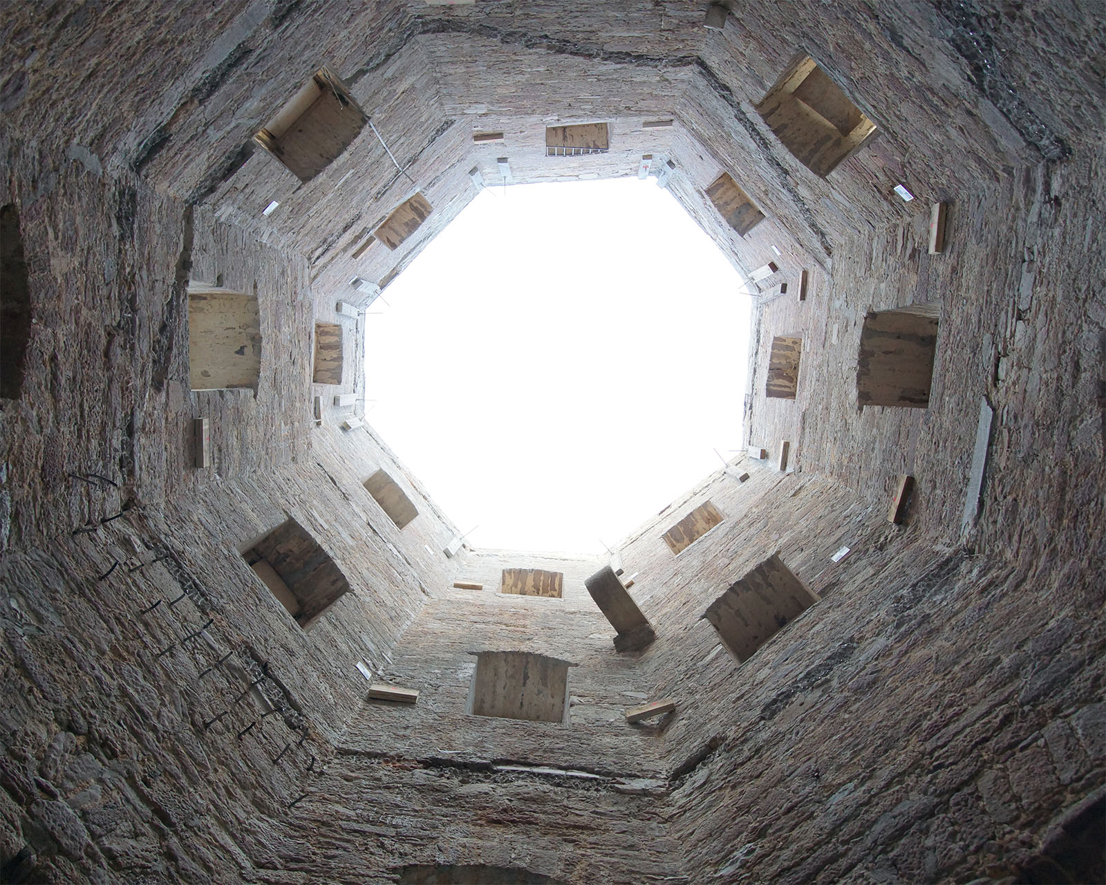 Blick in den leeren Schlossturm während der Sanierung