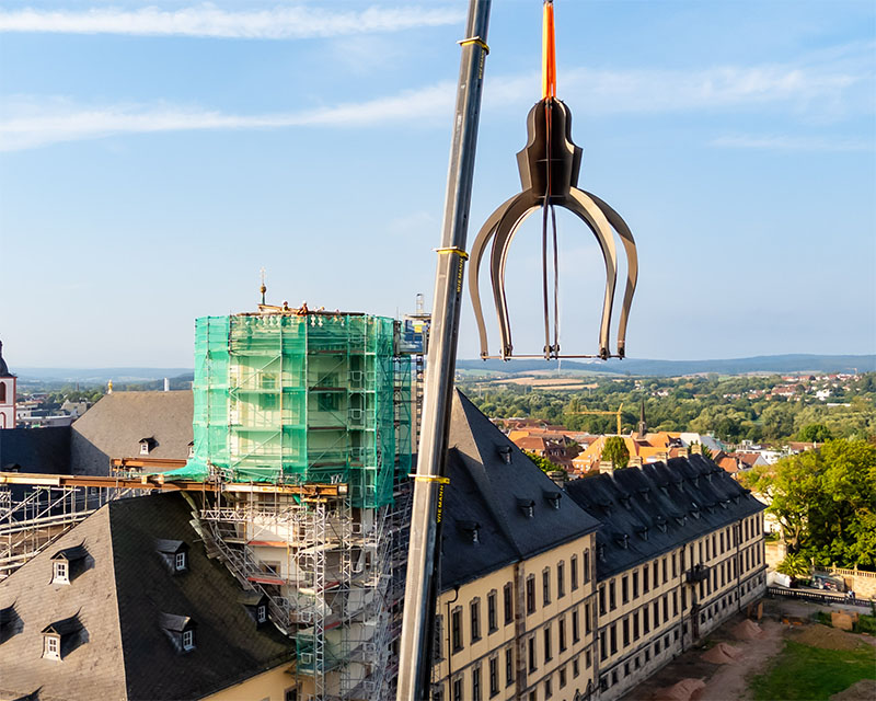 Krönung des Schlossturms in Fulda